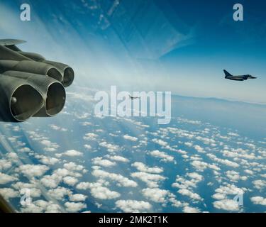 Deux typhons Eurofighter de la Royal Air Force escortent un escadron de bombardement expéditionnaire 23rd B-52H Stratoforteresse au-dessus de la Méditerranée à l'appui d'une mission de la Force opérationnelle de bombardement, le 4 septembre 2022. Les deux B-52s déployés pour cette mission de la BTF ont quitté la RAF Fairford, au Royaume-Uni, et ont survolé sans escale la Méditerranée orientale, la péninsule arabe et la mer Rouge avant de retourner à la RAF Fairford. Banque D'Images