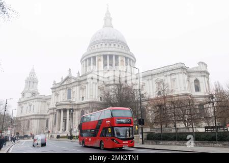Un brouillard épais descend à Londres ce matin. Photo : la cathédrale Saint-Paul à l'arrière est à peine visible. Photo prise le 25th Jan 2023. © Belinda Jiao Banque D'Images