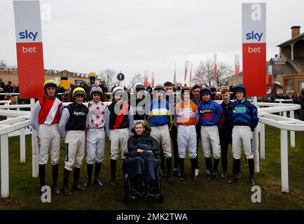 Jockeys pose pour une photo avec Rob Burrow pendant la journée de course de Sky Bet Chase à l'hippodrome de Doncaster. Date de la photo: Samedi 28 janvier 2023. Banque D'Images