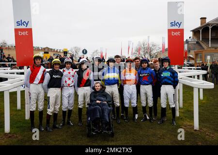 Jockeys pose pour une photo avec Rob Burrow pendant la journée de course de Sky Bet Chase à l'hippodrome de Doncaster. Date de la photo: Samedi 28 janvier 2023. Banque D'Images