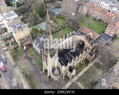 Vue aérienne de St. Mark's Church autour de St. John’s Wood cet après-midi, après un incendie massif qui a brûlé à travers son plafond dans les premières heures d’aujourd’hui. Banque D'Images