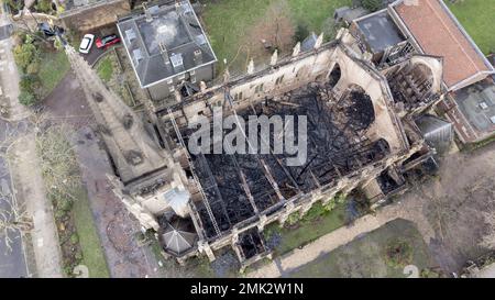 Vue aérienne de St. Mark's Church autour de St. John’s Wood cet après-midi, après un incendie massif qui a brûlé à travers son plafond dans les premières heures d’aujourd’hui. Banque D'Images