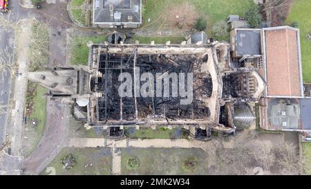 Vue aérienne de St. Mark's Church autour de St. John’s Wood cet après-midi, après un incendie massif qui a brûlé à travers son plafond dans les premières heures d’aujourd’hui. Banque D'Images