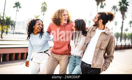 Amis internationaux branchés marchant sur la promenade de bord de mer de Barceloneta - concept de style de vie cool avec de jeunes étudiants multiraciaux s'amusant Banque D'Images
