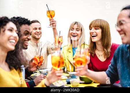 Les jeunes mleniaux dorlotent au bar à cocktails, dans le jardin, dans le patio, un concept de style de vie pour les boissons tendance, avec des amis qui s'amusent ensemble Banque D'Images