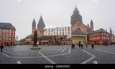 Vue panoramique sur la place Marktplatz avec la cathédrale et la colonne Heunensaule par une journée farade - Mayence, Allemagne Banque D'Images