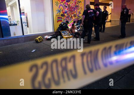 Seattle, États-Unis. 13th octobre 2022. Juste après 5:30pm la police a répondu à une allégation stabbingon 3rd et Pine. Banque D'Images