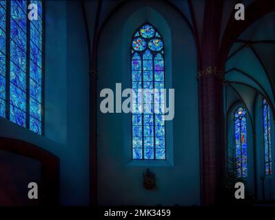 Marc Chagall fenêtres à St. Intérieur de l'église Stephan - Mayence, Allemagne Banque D'Images