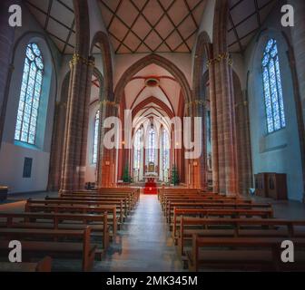 Allée principale et autel à St. Intérieur de l'église Stephan - Mayence, Allemagne Banque D'Images