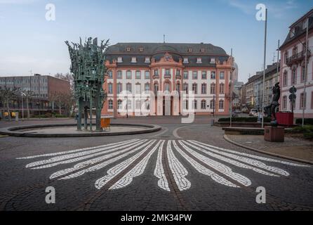 Place Schillerplatz avec Fontaine du Carnaval (Fastnachtsbrunnen) et Osteiner Hof Building - Mayence, Allemagne Banque D'Images