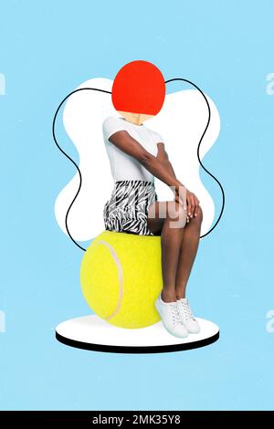 Image de collage vertical de la personne sportive ping-pong Raquette au lieu de la tête assis grand ballon de tennis isolé sur le fond de dessin Banque D'Images