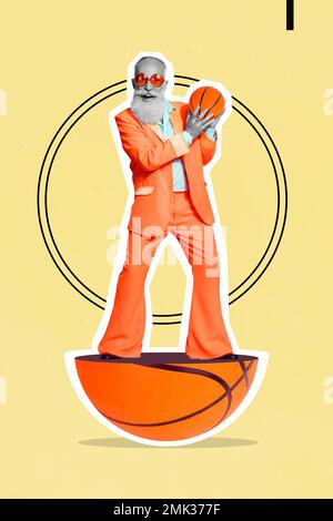 Image de collage vertical de grand-père positif excité porter un costume orange bras tenir le basket-ball isolé sur fond créatif Banque D'Images