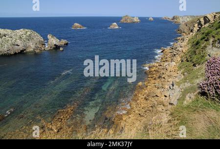 Partie côtière de Cantabrie dans le nord de l'Espagne, érodé la Costa Quebrada, c'est-à-dire la côte brisée Banque D'Images