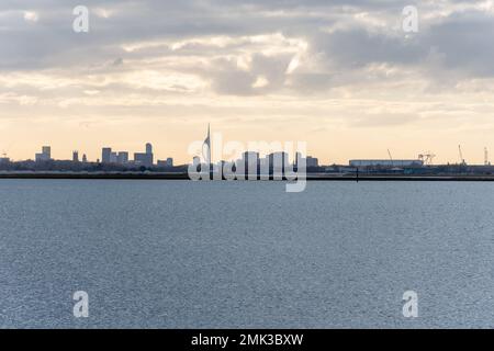 Vue sur les gratte-ciel de Portsmouth en face du port de Langstone, Hampshire, Angleterre, Royaume-Uni Banque D'Images