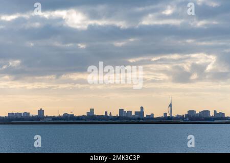 Vue sur les gratte-ciel de Portsmouth en face du port de Langstone, Hampshire, Angleterre, Royaume-Uni Banque D'Images