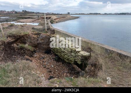 L'érosion côtière a causé une brèche dans la digue en 2020 et la perte du sentier, Langstone Harbour, à la réserve naturelle de Southmoor, Hampshire, Angleterre, Royaume-Uni Banque D'Images