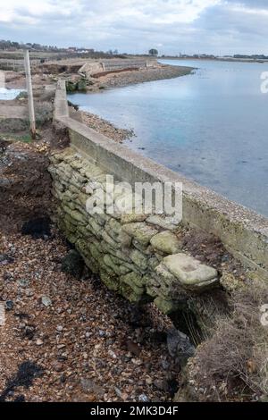 L'érosion côtière a causé une brèche dans la digue en 2020 et la perte du sentier, Langstone Harbour, à la réserve naturelle de Southmoor, Hampshire, Angleterre, Royaume-Uni Banque D'Images