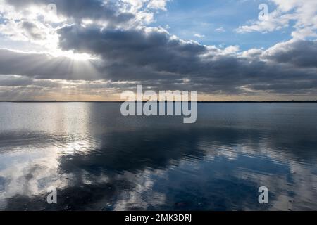 Vue sur les gratte-ciel de Portsmouth en face du port de Langstone, Hampshire, Angleterre, Royaume-Uni Banque D'Images