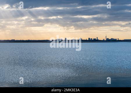 Vue sur les gratte-ciel de Portsmouth en face du port de Langstone, Hampshire, Angleterre, Royaume-Uni Banque D'Images