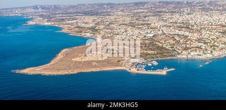 Vue sur Pafos. Sur la péninsule derrière le port se trouve le parc archéologique avec ses célèbres mosaïques de villas romaines anciennes. Banque D'Images