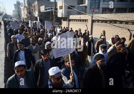 Peshawar, Khyber Pakhtunkhwa, Pakistan. 27th janvier 2023. Le parti politique islamique Jamaat-e-Islami proteste contre la Suède. Le Premier ministre pakistanais Shahbaz Sharif, plusieurs pays arabes ainsi que la Turquie ont condamné le 23 janvier l'islamophobie après que le politicien d'extrême-droite suédois-danois Rasmus Paludan ait brûlé une copie du Coran lors d'un rassemblement à Stockholm le 21 janvier. (Credit image: © Hussain Ali/Pacific Press via ZUMA Press Wire) USAGE ÉDITORIAL SEULEMENT! Non destiné À un usage commercial ! Banque D'Images