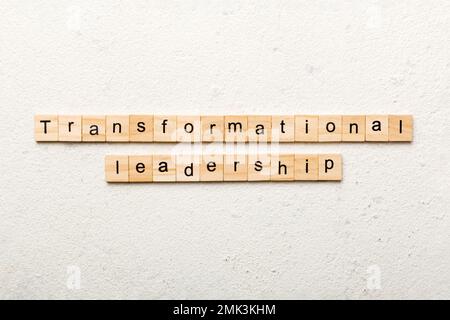 mot de leadership de transformation écrit sur bloc de bois. texte de leadership de transformation sur table de ciment pour votre conception, concept. Banque D'Images