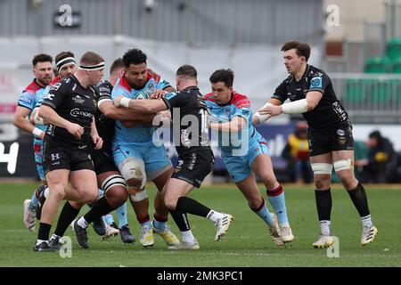 Newport, Royaume-Uni. 28th janvier 2023. Sione Vailanu de Glasgow Warriors éclate par la défense des dragons. United Rugby Championship, Dragons v Glasgow Warriors à Rodney Parade Newport le samedi 28th janvier 2023. photo par Andrew Orchard/Andrew Orchard sports photographie/Alamy Live News crédit: Andrew Orchard sports photographie/Alamy Live News Banque D'Images