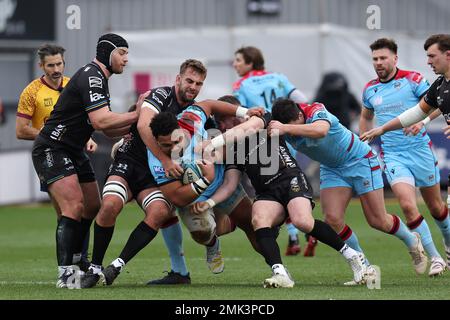 Newport, Royaume-Uni. 28th janvier 2023. Sione Vailanu de Glasgow Warriors éclate par la défense des dragons. United Rugby Championship, Dragons v Glasgow Warriors à Rodney Parade Newport le samedi 28th janvier 2023. photo par Andrew Orchard/Andrew Orchard sports photographie/Alamy Live News crédit: Andrew Orchard sports photographie/Alamy Live News Banque D'Images