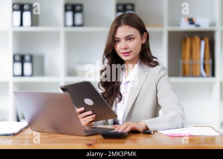 Administrateur personnel d'affaires inspecteur financier faisant rapport calcul du solde. Concept de recettes et de comptabilité interne Banque D'Images