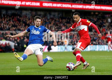 Cameron Archer de Middlesbrough (à droite) et Craig Cathcart de Watford en action pendant le match du championnat Sky Bet au stade Riverside, à Middlesbrough. Date de la photo: Samedi 28 janvier 2023. Banque D'Images