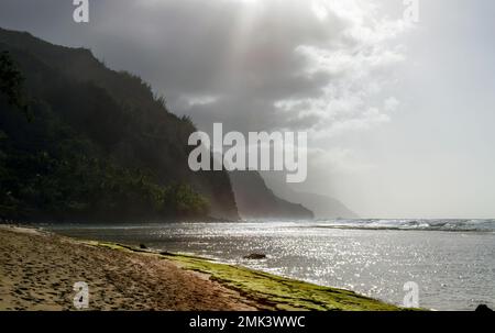 Vue imprenable le long de la côte nord au large de la plage de Ke'e (Kee) sur l'île de Kauai, Hawaï, États-Unis. Banque D'Images