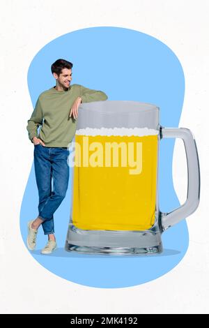 Image de collage vertical de type positif regarder grand pinte de bière de verre isolée sur fond peint Banque D'Images