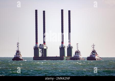 La barge-cric Typhoon est utilisée par la Marine royale pour l'entretien des navires à la base navale de Portsmouth. Banque D'Images