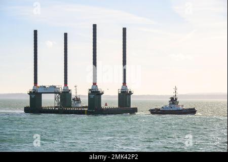 La barge-cric Typhoon est utilisée par la Marine royale pour l'entretien des navires à la base navale de Portsmouth. Banque D'Images