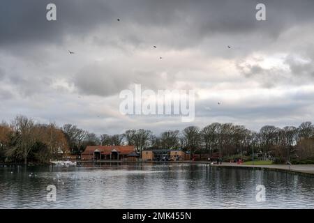 Vue sur Marine Park, South Shields, South Tyneside UK Boating Lake en hiver avec un ciel spectaculaire et des oiseaux qui volent. Banque D'Images