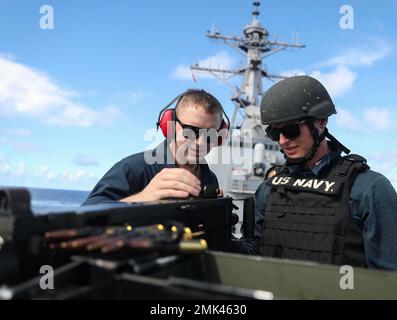 MER DES PHILIPPINES (sept 4, 2022) – Gunner’s Mate 1st Class George Thomas (à gauche), de Rochester, New York, Et Fire Controlman 2nd classe Dylan Shubin, de Norco, Californie, ajustez les vues sur une mitrailleuse de calibre .50 lors d'un exercice de tir en direct à bord du destroyer de missile guidé de classe Arleigh Burke USS Barry (DDG 52) lors d'une opération en mer des Philippines, le 4 septembre. Barry est affecté au commandant de la Force opérationnelle 71/escadrille de Destroyer (DESRON) 15, la plus importante force de surface déployée à l’avant de la Marine et la principale force de surface de la flotte américaine 7th. Banque D'Images