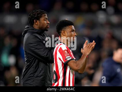 Amad Diallo de Sunderland applaudit les fans à la fin du quatrième tour de la coupe Emirates FA au Craven Cottage, Londres. Date de la photo: Samedi 28 janvier 2023. Banque D'Images