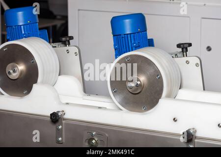 Convoyeur en plastique de production de masse utilisé dans les machines industrielles alimentaires. Banque D'Images