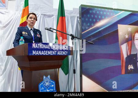 Bang. Le général Tracy Smith, commandant de la Garde nationale aérienne de l'Alaska, a parlé des 20 ans de partenariat bilatéral entre la Garde nationale de l'Alaska et le gouvernement mongol lors de la cérémonie d'ouverture du Gobi Wolf 2022 à Bayankhongor, en Mongolie, le 5 septembre. Gobi Wolf est un exercice d'intervention en cas de catastrophe avec des exercices de formation sur le terrain en réponse aux catastrophes, en soins médicaux de masse et en recherche et sauvetage. (Photo de la Garde nationale de l'Alaska par Victoria Granado) Banque D'Images