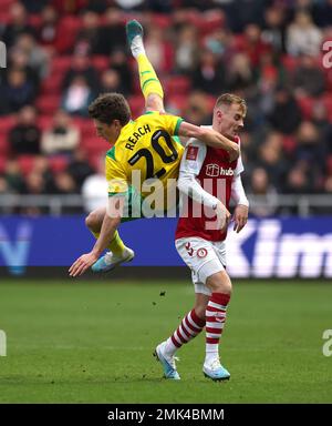 Adam Reach de West Bromwich Albion (à gauche) et Mark Sykes de Bristol City se sont affrontés lors du quatrième match de la coupe Emirates FA à Ashton Gate, Bristol. Date de la photo: Samedi 28 janvier 2023. Banque D'Images