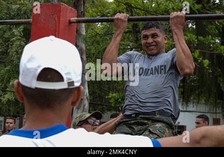 Une Marine paraguayenne effectue des visites lors d’une manifestation «marine de l’acier» à Ilha do Governador, Rio de Janeiro, lors d’une journée sportive au cours de l’exercice UNITAS LXIII, le 4 septembre 2022. UNITAS est le plus long exercice maritime international annuel au monde qui se concentre sur l'amélioration de l'interopérabilité entre plusieurs nations et forces communes pendant les opérations littorales et amphibies afin de construire sur les partenariats régionaux existants et de créer de nouvelles relations durables qui favorisent la paix, Stabilité et prospérité dans la zone de responsabilité du Commandement Sud des États-Unis. Banque D'Images