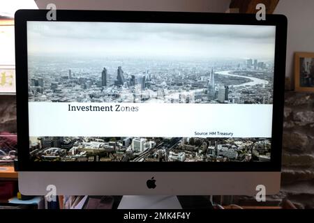 « Zones d'investissement » la City de Londres affiche en incrustation sur l'écran de l'ordinateur pendant le programme BBC News 27 janvier 2023 Londres UKGrande-Bretagne Banque D'Images