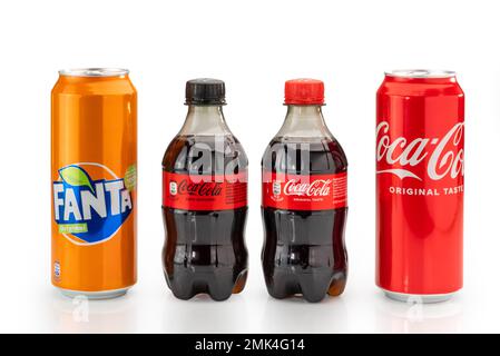 Italie - 14 janvier 2023: 500 ml de Coca Cola goût original avec boîte de Fanta boisson sans alcool originale avec jus d'orange et 330 ml de Coca Cola PET bott Banque D'Images