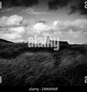 Chapelle à Mwnt, Ceredigion. Un endroit populaire pour observer les dauphins autour du promontoire. Banque D'Images