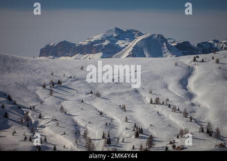 Traces de skieurs et de snowboardeurs sur les prairies enneigées blanches de Fedare, Dolomites Banque D'Images