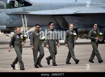 220905-N-TF-1108 VIRGINIA BEACH, Virginie (sept 5, 2022) les officiers de la Marine, affectés aux « coéquipiers de combat » du Strike Fighter Squadron (VFA) 211, se préparent à se réunir avec les membres de leur famille lors d’un retour à bord de la base aérienne navale Oceana. La VFA 211, attachée à l'escadre aérienne du transporteur (CVW) 1, a terminé un déploiement de neuf mois à bord du porte-avions de la classe Nimitz USS Harry S. Truman (CVN 75) dans le cadre du groupe de grève du transporteur Harry S. Truman afin de soutenir les opérations navales visant à maintenir la stabilité et la sécurité maritimes. Banque D'Images