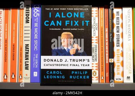 Donald Trump livre couverture 'I Alone CAN Fix it' auteurs Carol Leonnig et Philip Rucker avec des livres sur étagère dans Waterstones librairie 2023 UK Banque D'Images