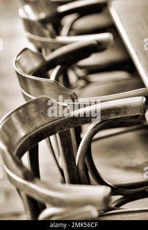 chaises en bois démodées autour d'une table en bois Banque D'Images