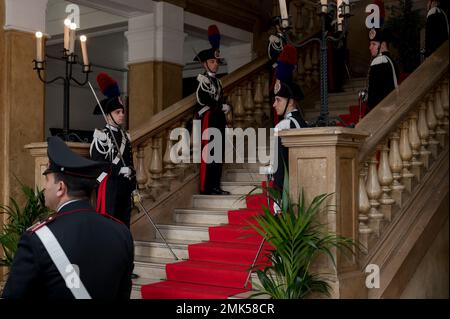 Catanzaro, Italie. 28th janvier 2023. Les forces de sécurité de Carabinieri sont vues à l'entrée du Palais de Justice. Nicola Gratteri, le procureur anti-mafia qui a commencé le procès maxi pour 'ndrangheta (mafia) en 2021, a assisté à l'inauguration de l'année judiciaire 2023, tenue au Palais de Justice "Salvatore Blasco" à Catanzaro en présence des autorités locales et des invités. Crédit : SOPA Images Limited/Alamy Live News Banque D'Images