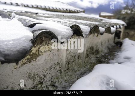 Toit avec glace et neige à la maison, construction en céramique, temporaire Banque D'Images